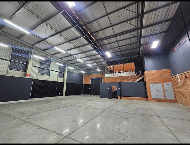 530M² WAREHOUSE TO LET IN LONGLAKE
